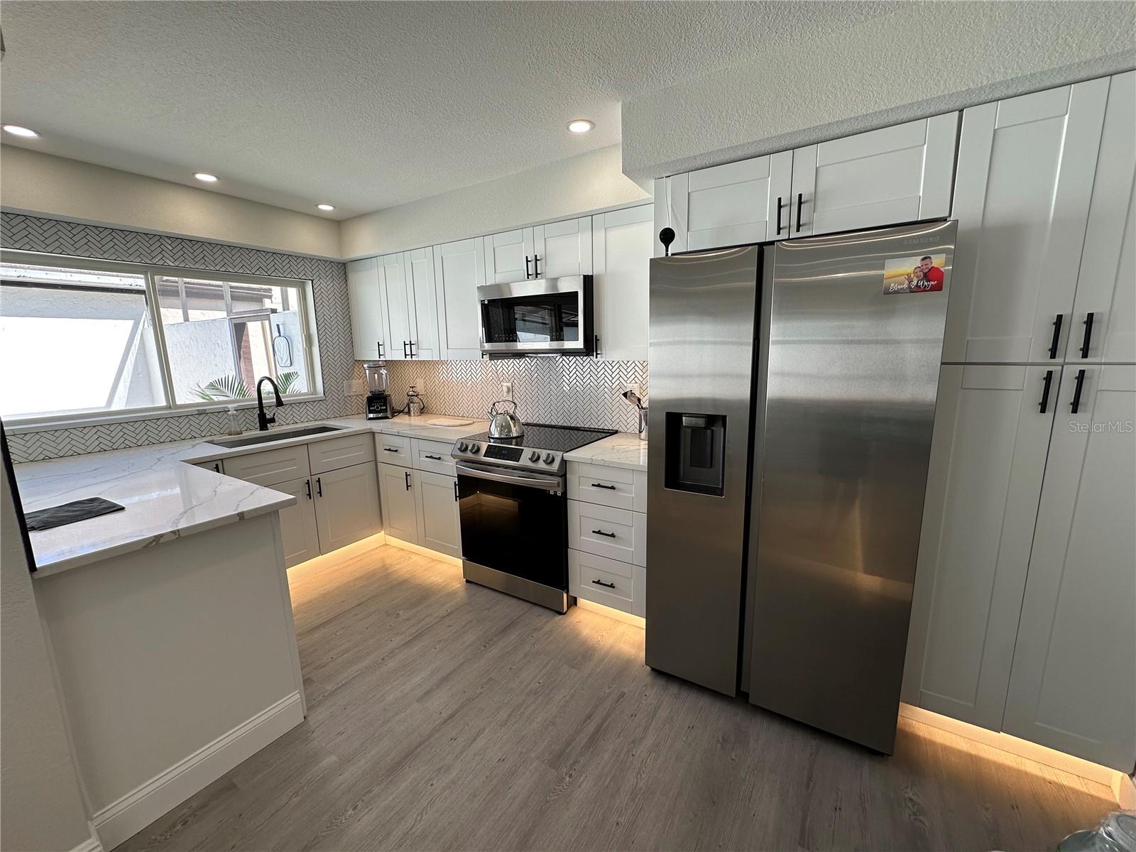3963 GLEN OAKS MANOR DRIVE