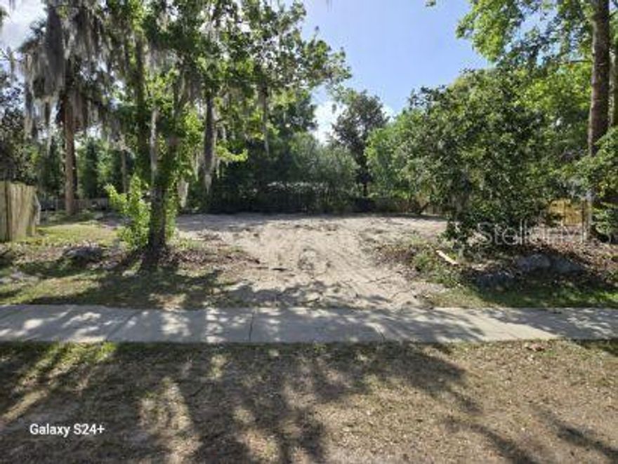.34 Acre Residential Lot for Sale in Downtown High Springs. Convenient to Shopping, Restaurants & Schools.
GoMac Custom Builders can build your custom home or Choose your own builder. Open Builder
Lot is owned by Licensed Realtors.