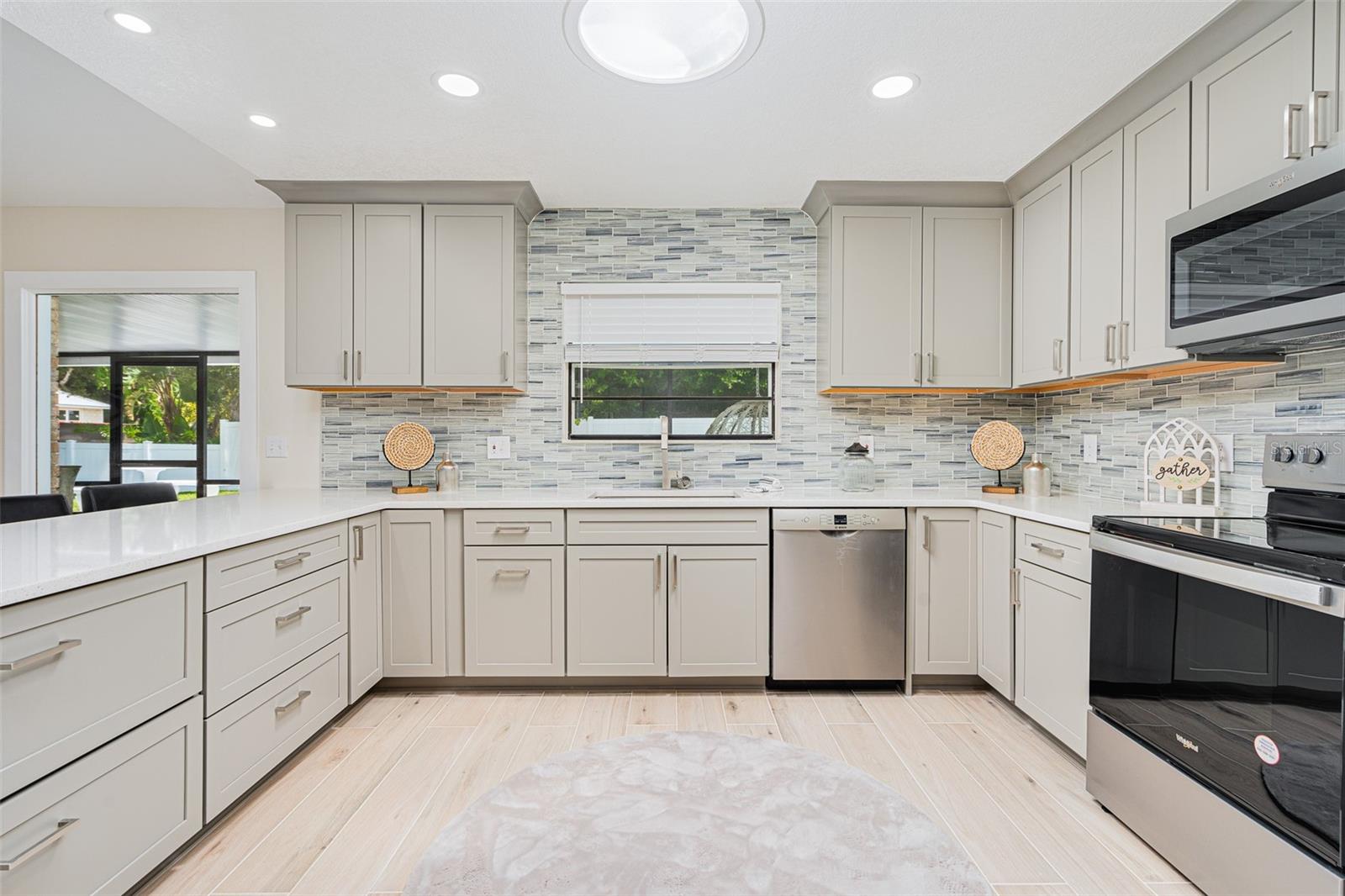 LIGHTHOUSE SHORES - Residential