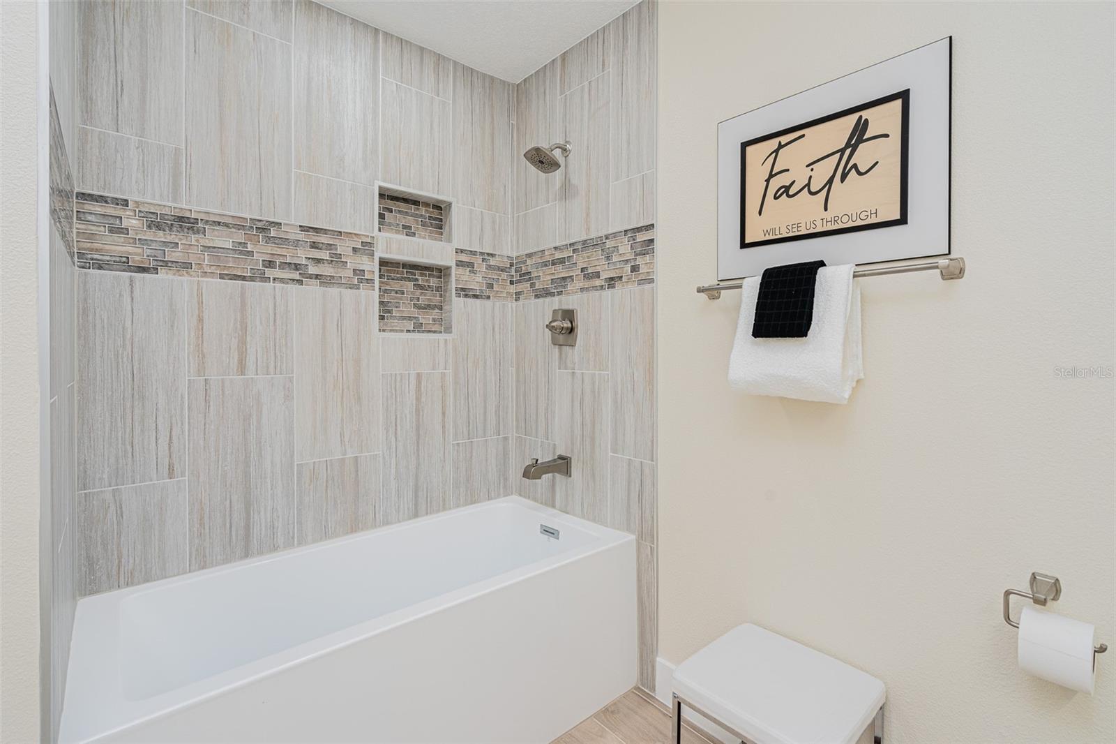 LIGHTHOUSE SHORES - Residential