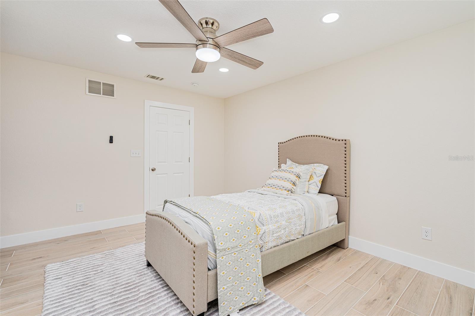 LIGHTHOUSE SHORES - Residential