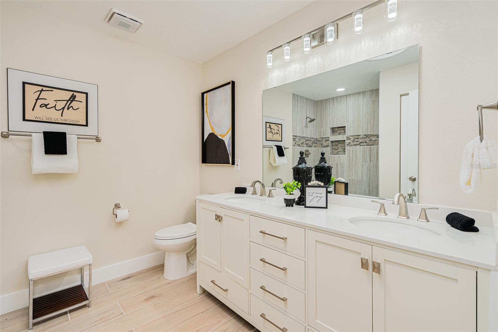 LIGHTHOUSE SHORES - Residential