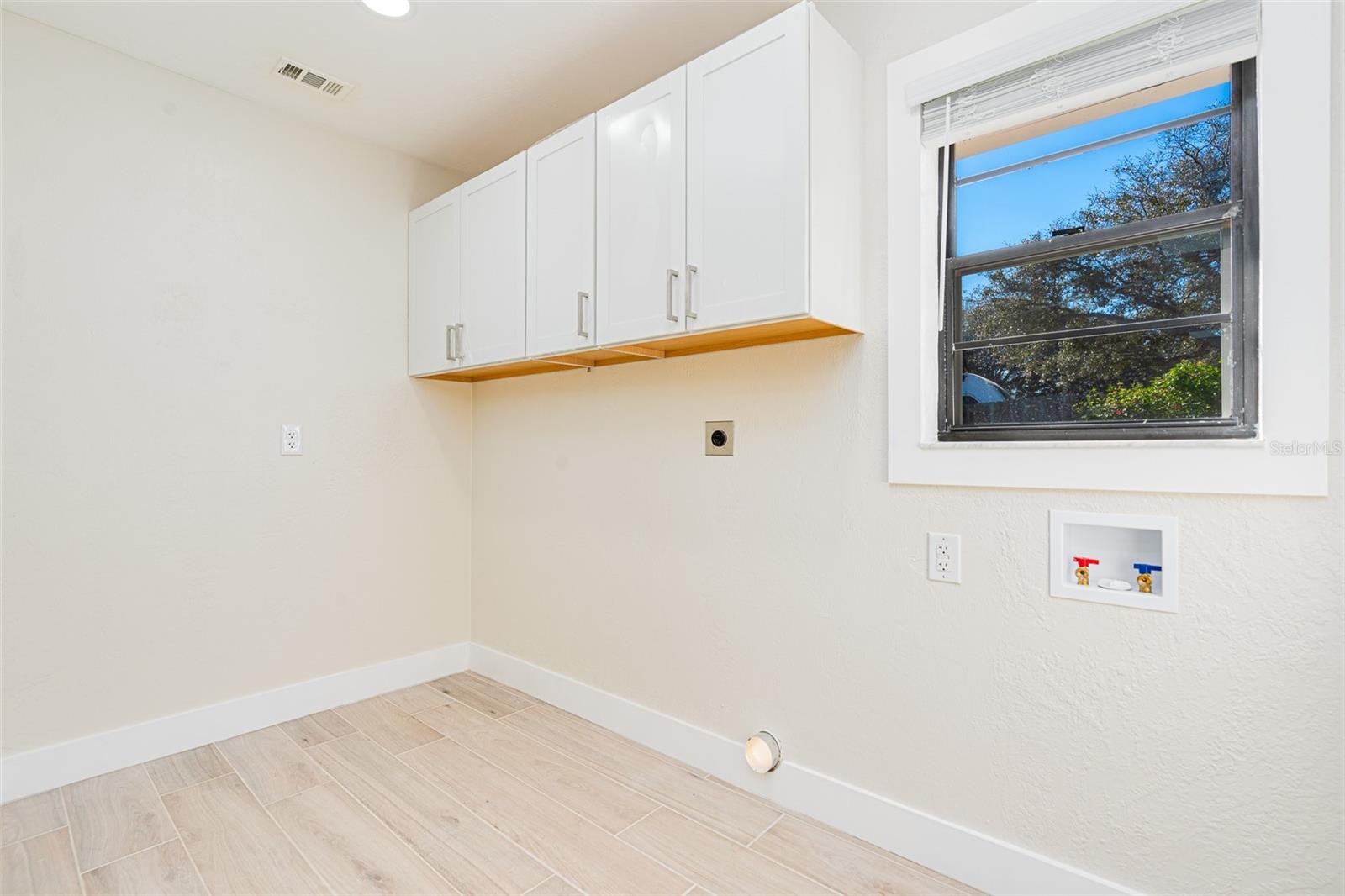 LIGHTHOUSE SHORES - Residential