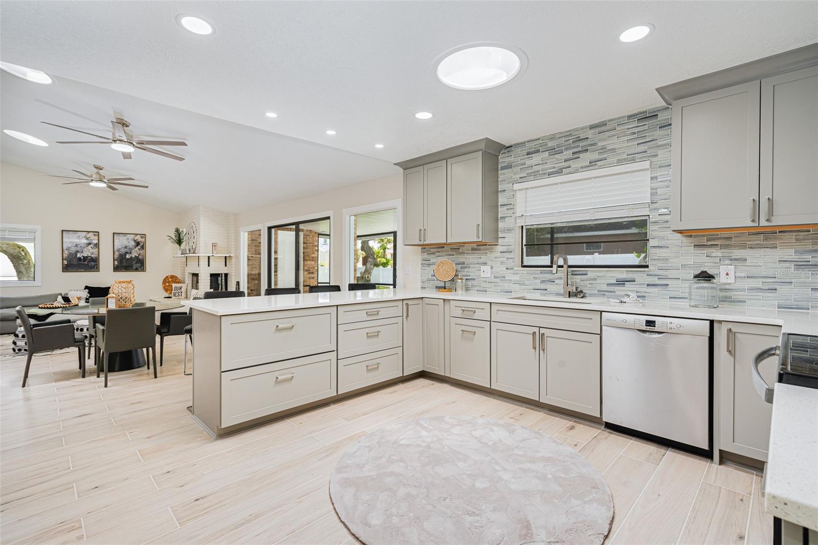 LIGHTHOUSE SHORES - Residential