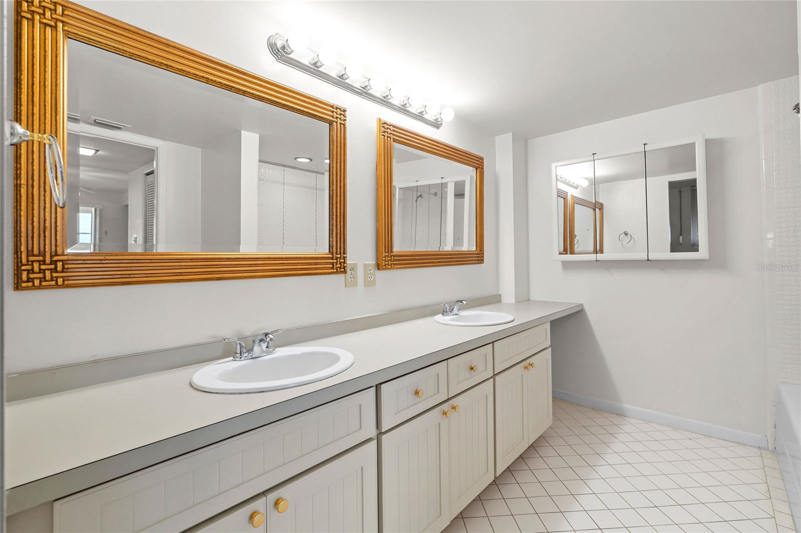 BAYWAY ISLES POINT BRITTANY FOUR - Residential