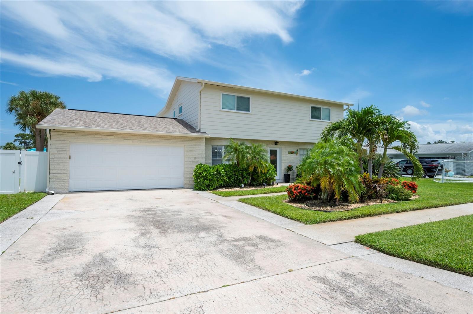 8425 FLAGSTONE DRIVE