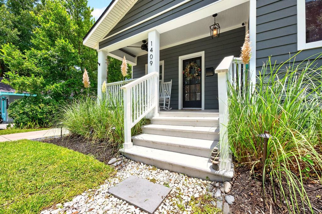 Photo of 1409 E Gore Street, Orlando, FL 32806 (MLS # O6426706)