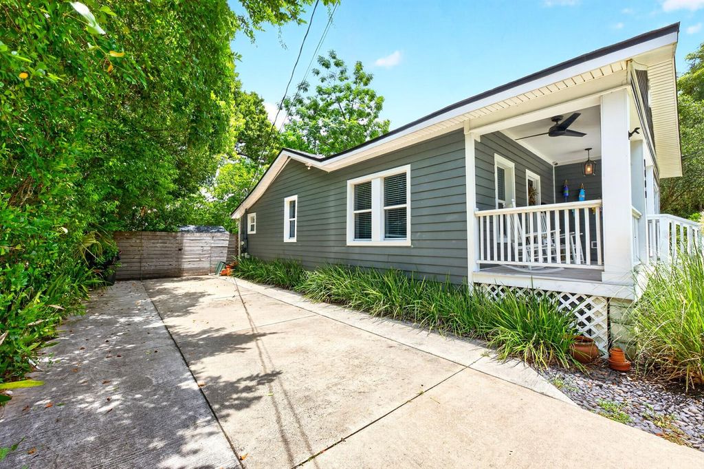 Photo of 1409 E Gore Street, Orlando, FL 32806 (MLS # O6426706)