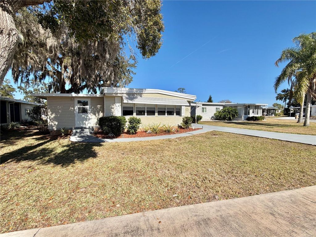 Photo of 103 Tamarisk Way, Leesburg, FL 34748 (MLS # G5107517)