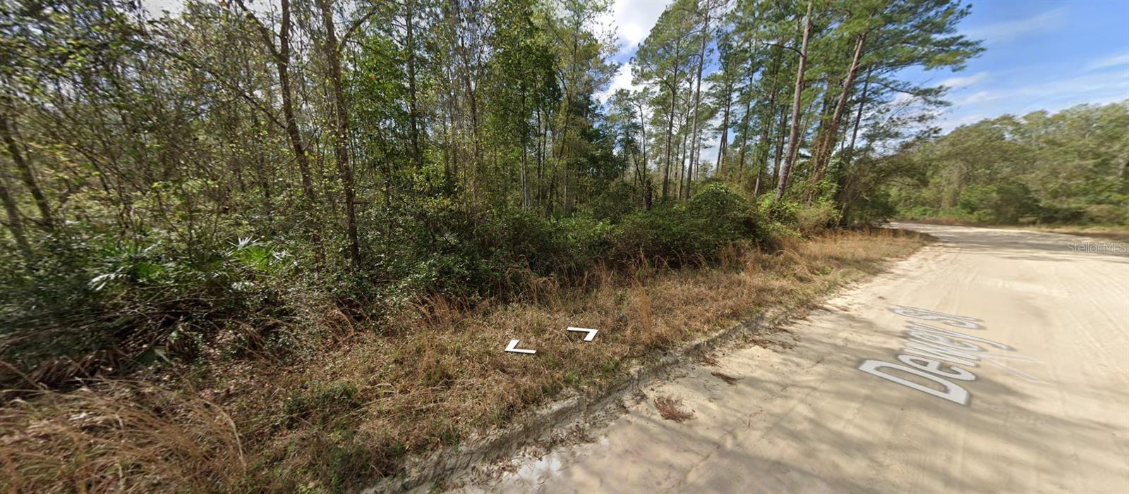 Don't miss this excellent opportunity! Spacious 0.22-acre lot in the growing city of Interlachen, Florida. With power lines already in place, access to electricity is quick and easy. Conveniently located just minutes from schools, restaurants, cafés, and parks, with easy access to Gainesville, Palatka, and the beach—less than an hour away. Investing in land in Florida is a smart move for your future, whether you're planning to build your dream home, a vacation getaway, a rental property, or simply hold the land as a valuable long-term asset to sell for a profit later on.