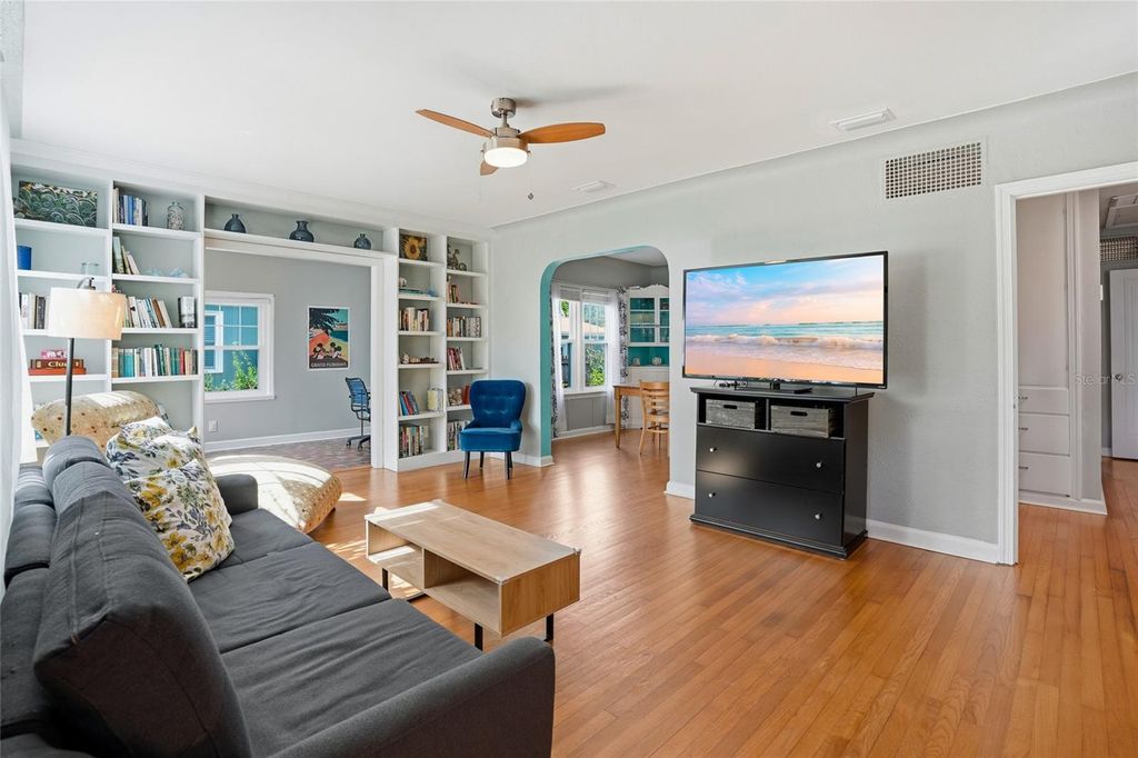 Photo of 511 27th Avenue N, St Petersburg, FL 33704 (MLS # TB8464280)