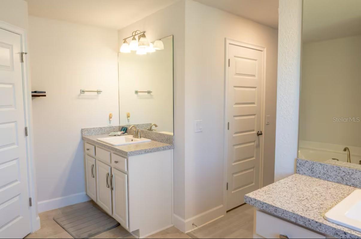SOUTH VENICE - Residential Lease