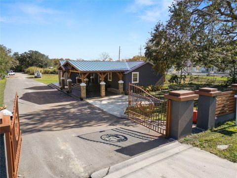 A home in LAKELAND