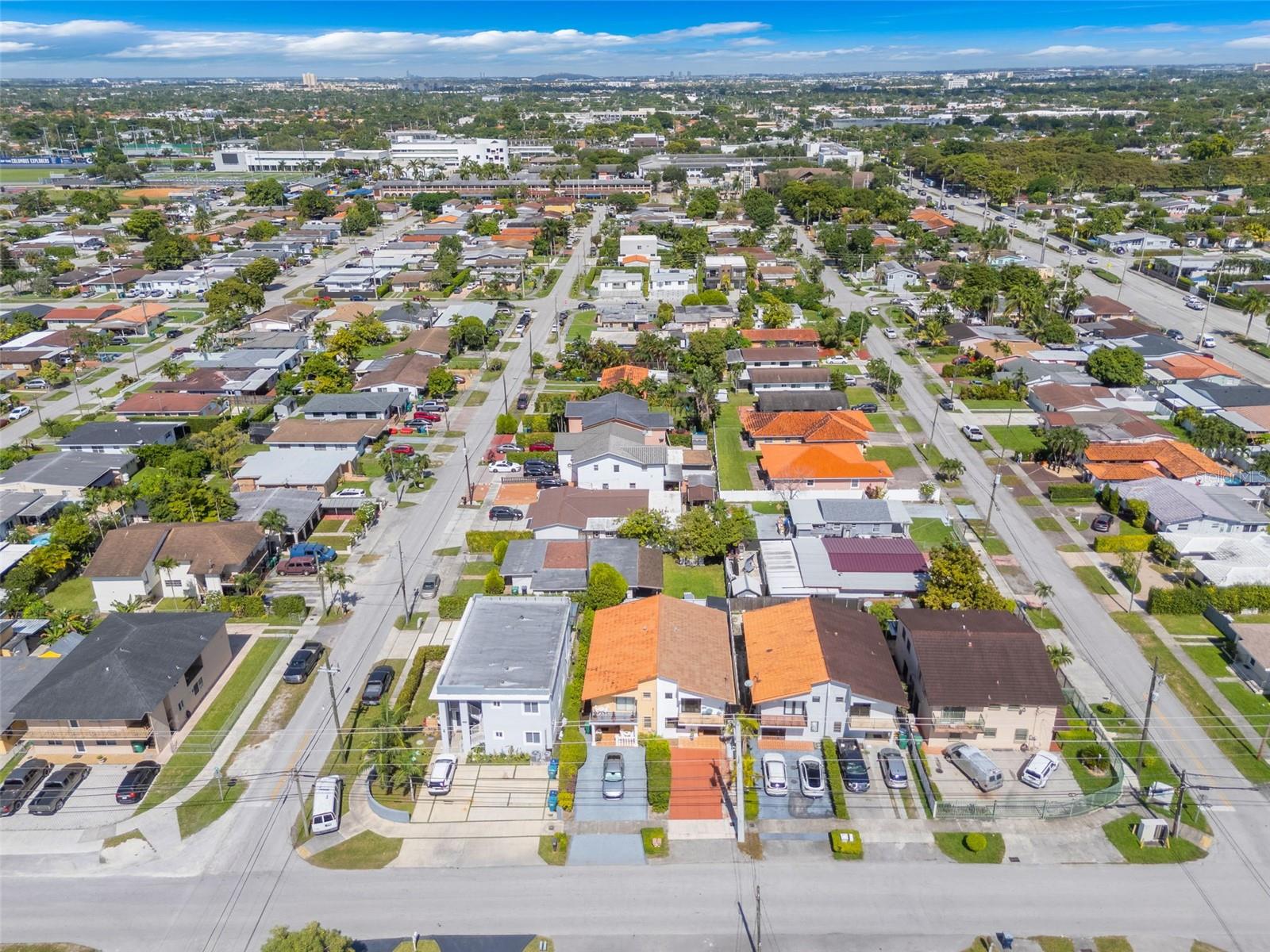 TWIN HOUSE MONICA CONDO UNIT A UNDIV 50% - Residential