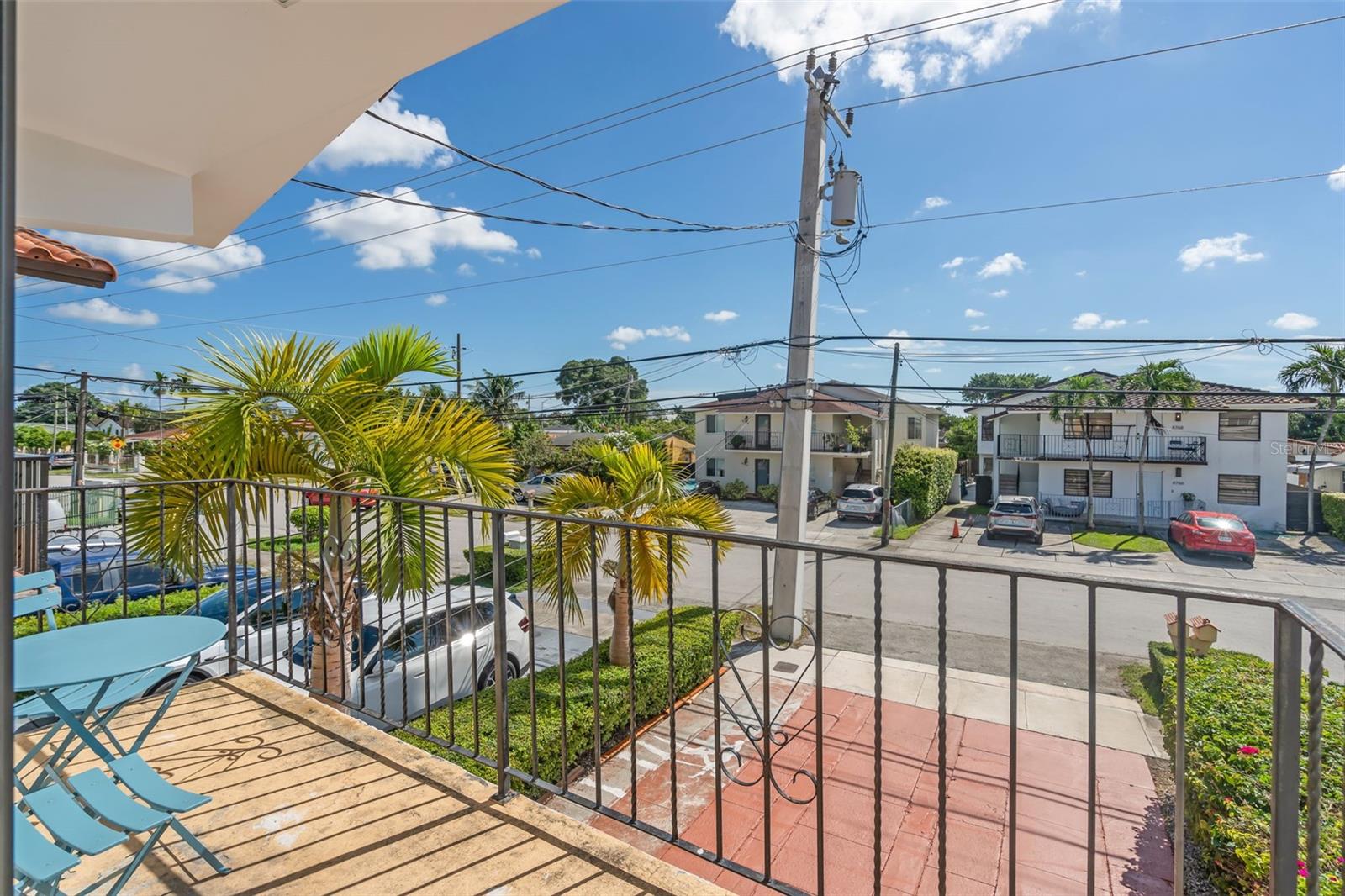 TWIN HOUSE MONICA CONDO UNIT A UNDIV 50% - Residential