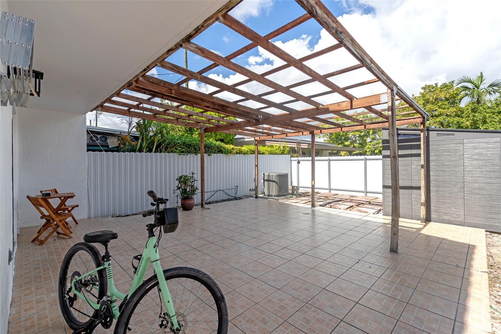 TWIN HOUSE MONICA CONDO UNIT A UNDIV 50% - Residential