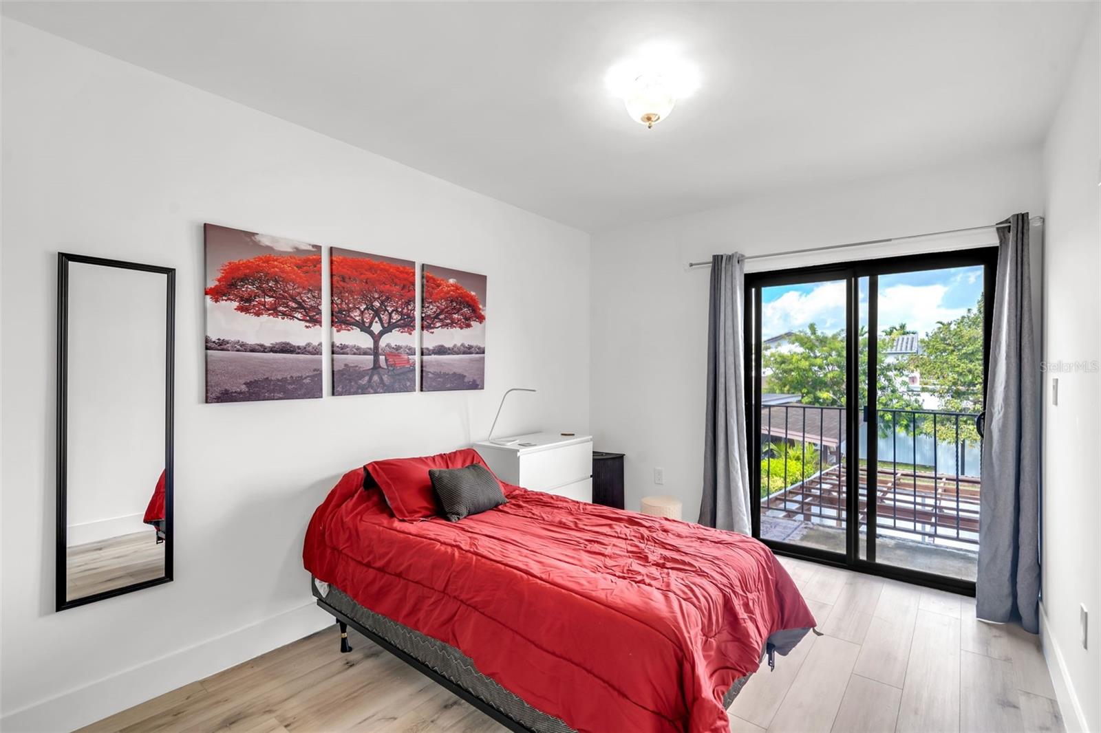 TWIN HOUSE MONICA CONDO UNIT A UNDIV 50% - Residential