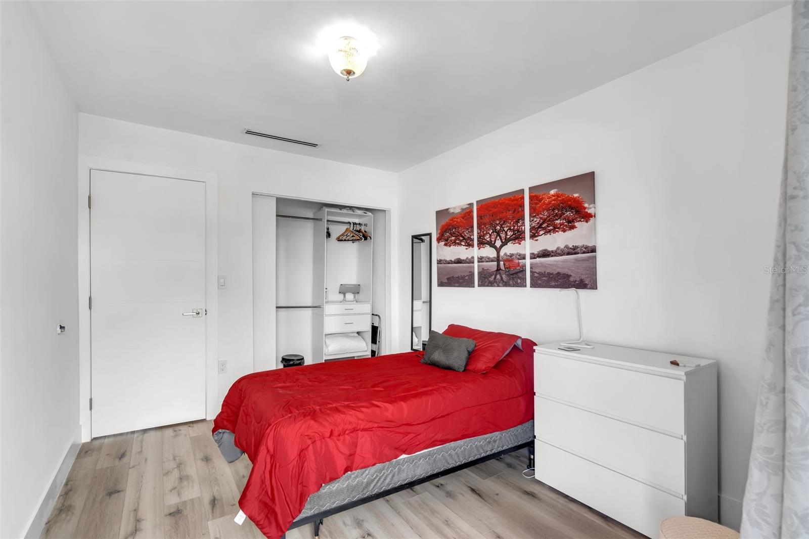 TWIN HOUSE MONICA CONDO UNIT A UNDIV 50% - Residential