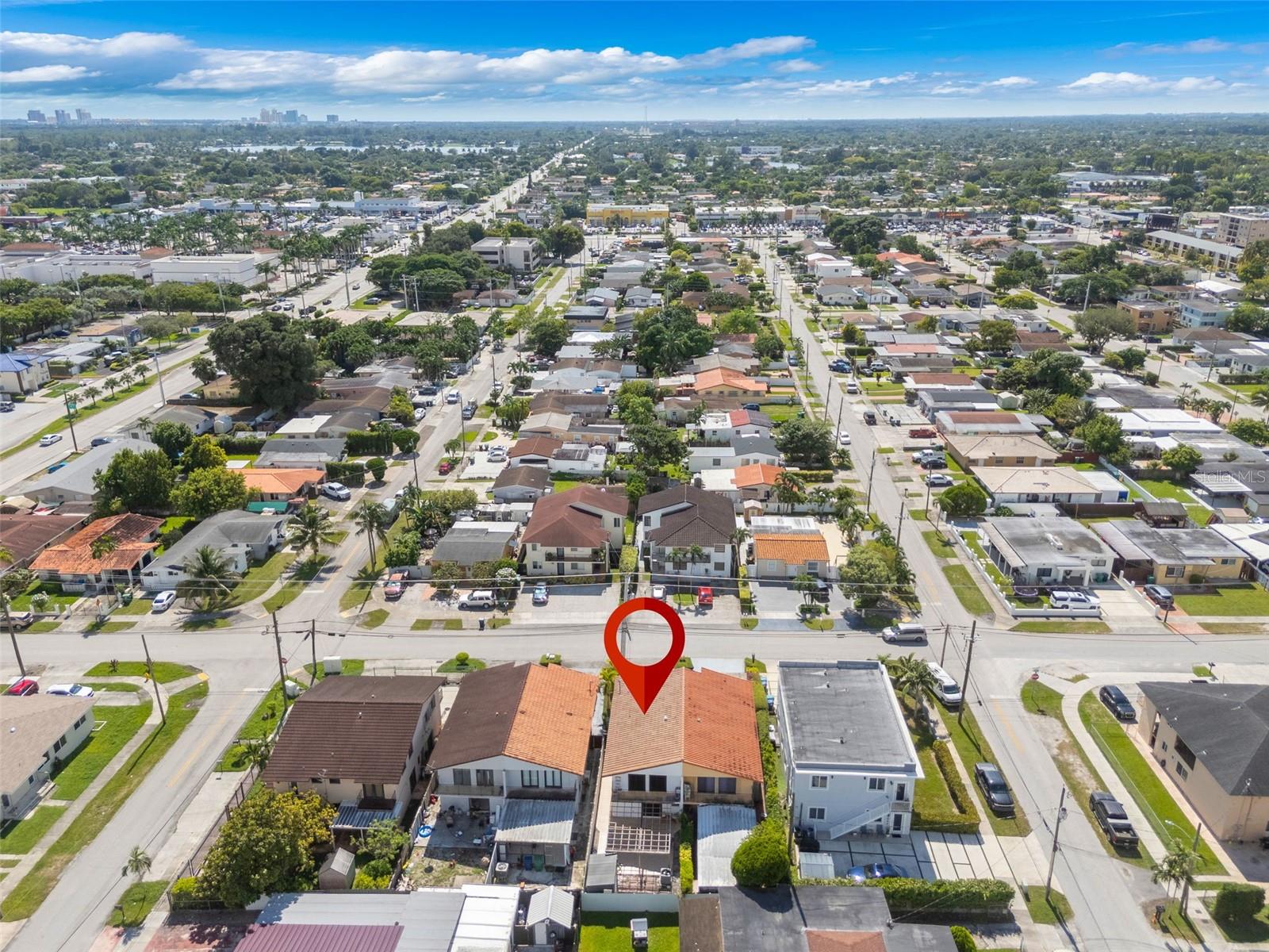 TWIN HOUSE MONICA CONDO UNIT A UNDIV 50% - Residential