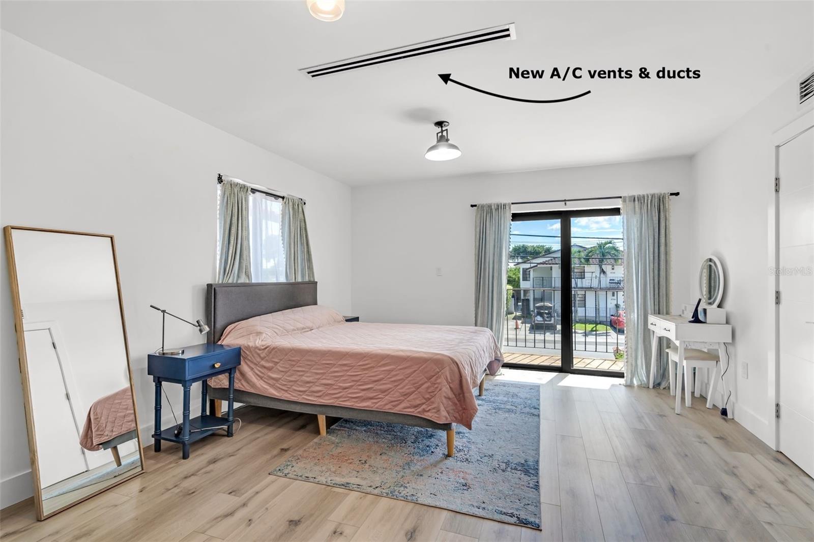 TWIN HOUSE MONICA CONDO UNIT A UNDIV 50% - Residential