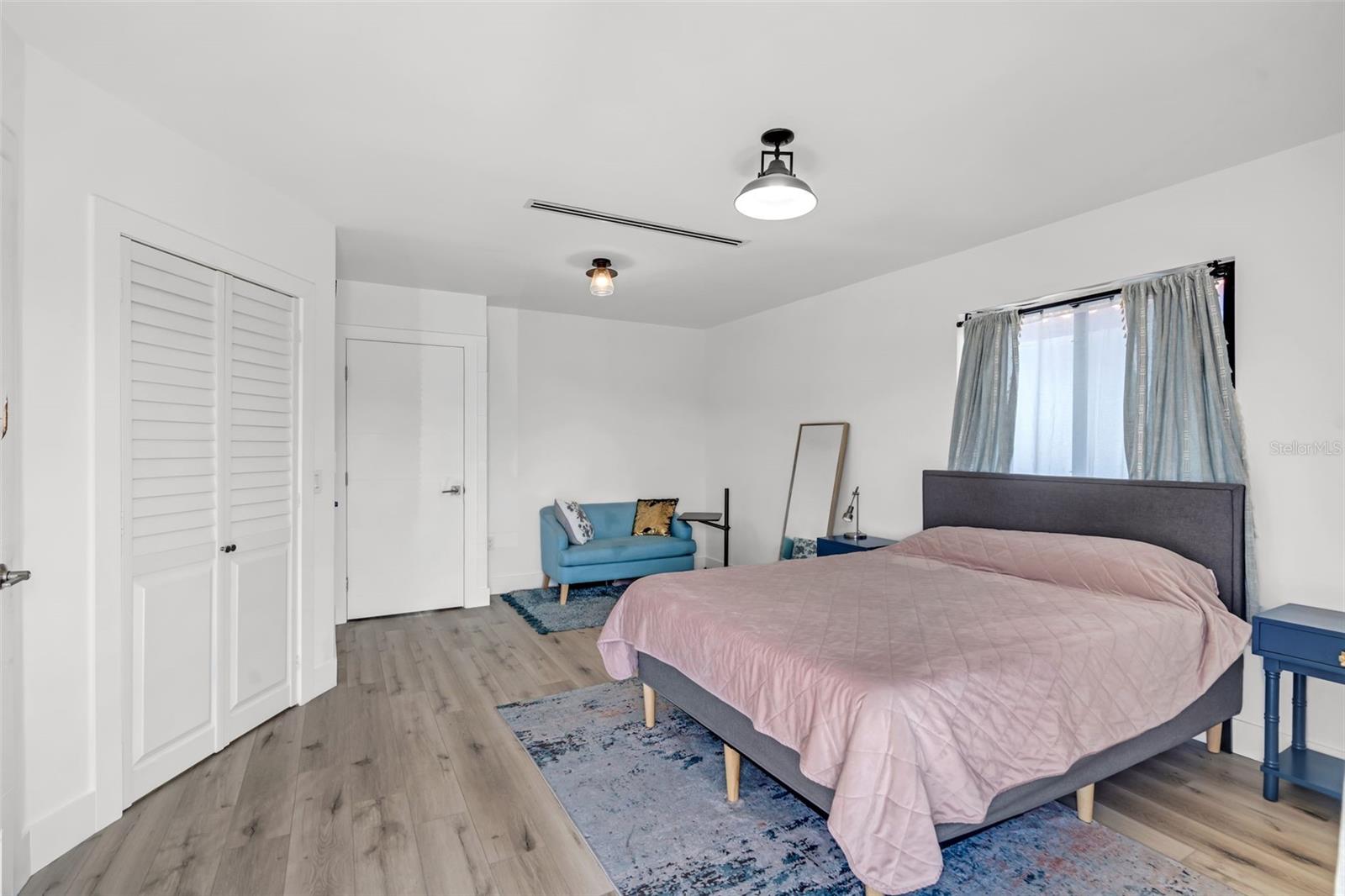 TWIN HOUSE MONICA CONDO UNIT A UNDIV 50% - Residential