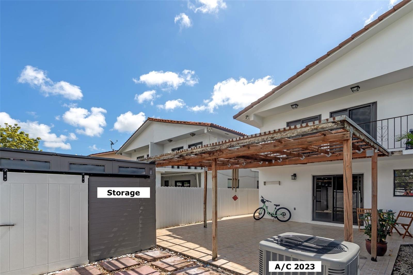 TWIN HOUSE MONICA CONDO UNIT A UNDIV 50% - Residential