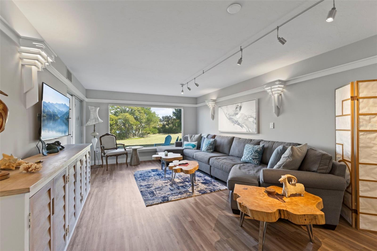 LONGBOAT ARMS - Residential Lease