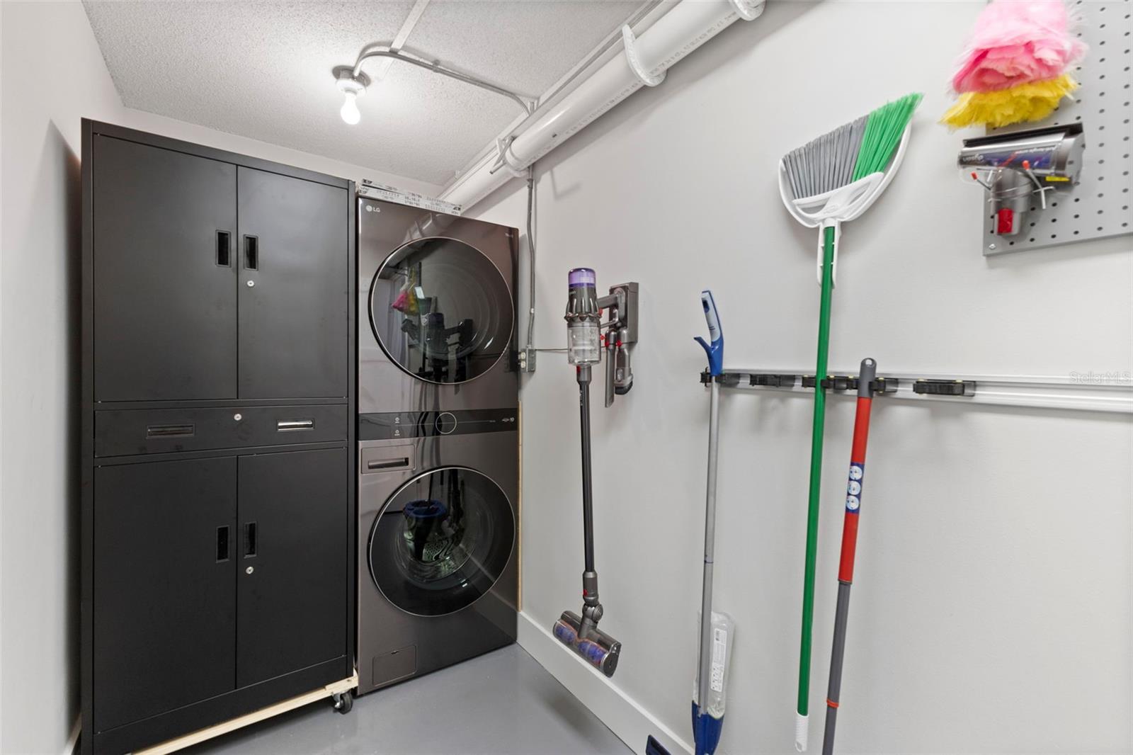 LONGBOAT ARMS - Residential Lease