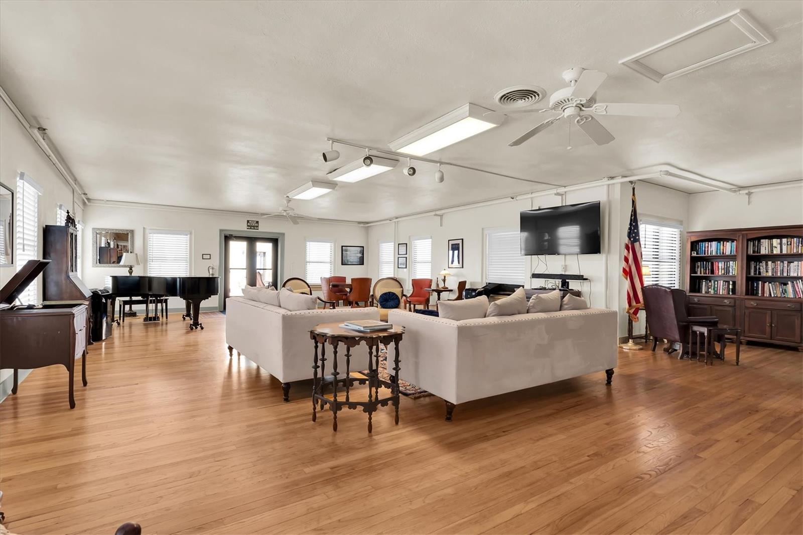 FLORI DE LEON APTS CO-OP - Residential