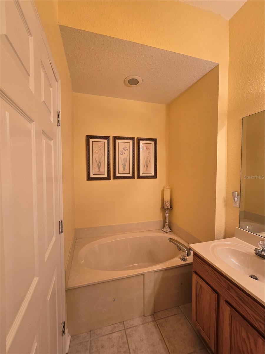 PHILLIPS BAY CONDO PH 02 OR 5723/2465 - Residential