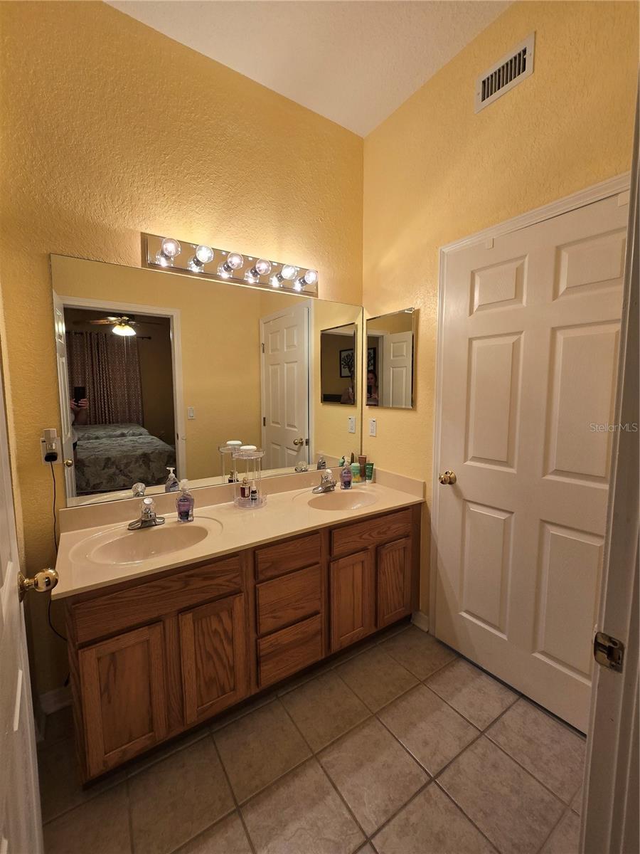 PHILLIPS BAY CONDO PH 02 OR 5723/2465 - Residential