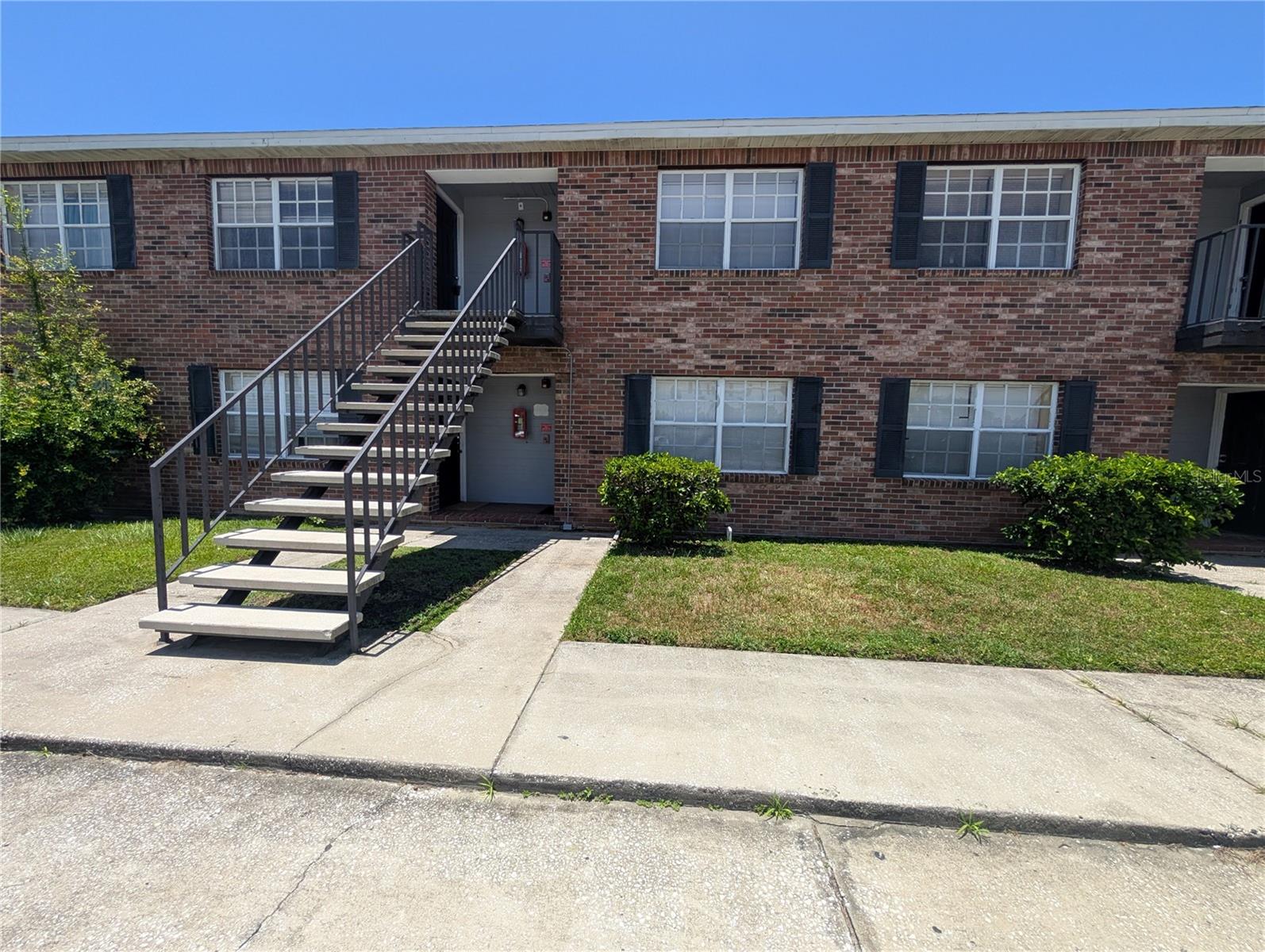 Live in the heart of South Tampa just minutes from MacDill Air Force Base! This charming 1 bed, 1 bath, pet-friendly apartment is a rare find. Located on the second floor, the unit features beautiful ceramic tile flooring, a cozy kitchen with dishwasher (no more hand-washing dishes!), and plenty of cabinet and counter space.
Enjoy a spacious bedroom with generous closet storage, all in a simple and affordable setting perfect for enjoying the Tampa Bay lifestyle.
Conveniently located near the Selmon Expressway, Downtown Tampa, International Plaza, Tampa International Airport, and Raymond James Stadium.
- Water/sewer utility fee of $40/month is collected with rent.
- We show properties 7 days a week, contact us today to schedule your private tour!