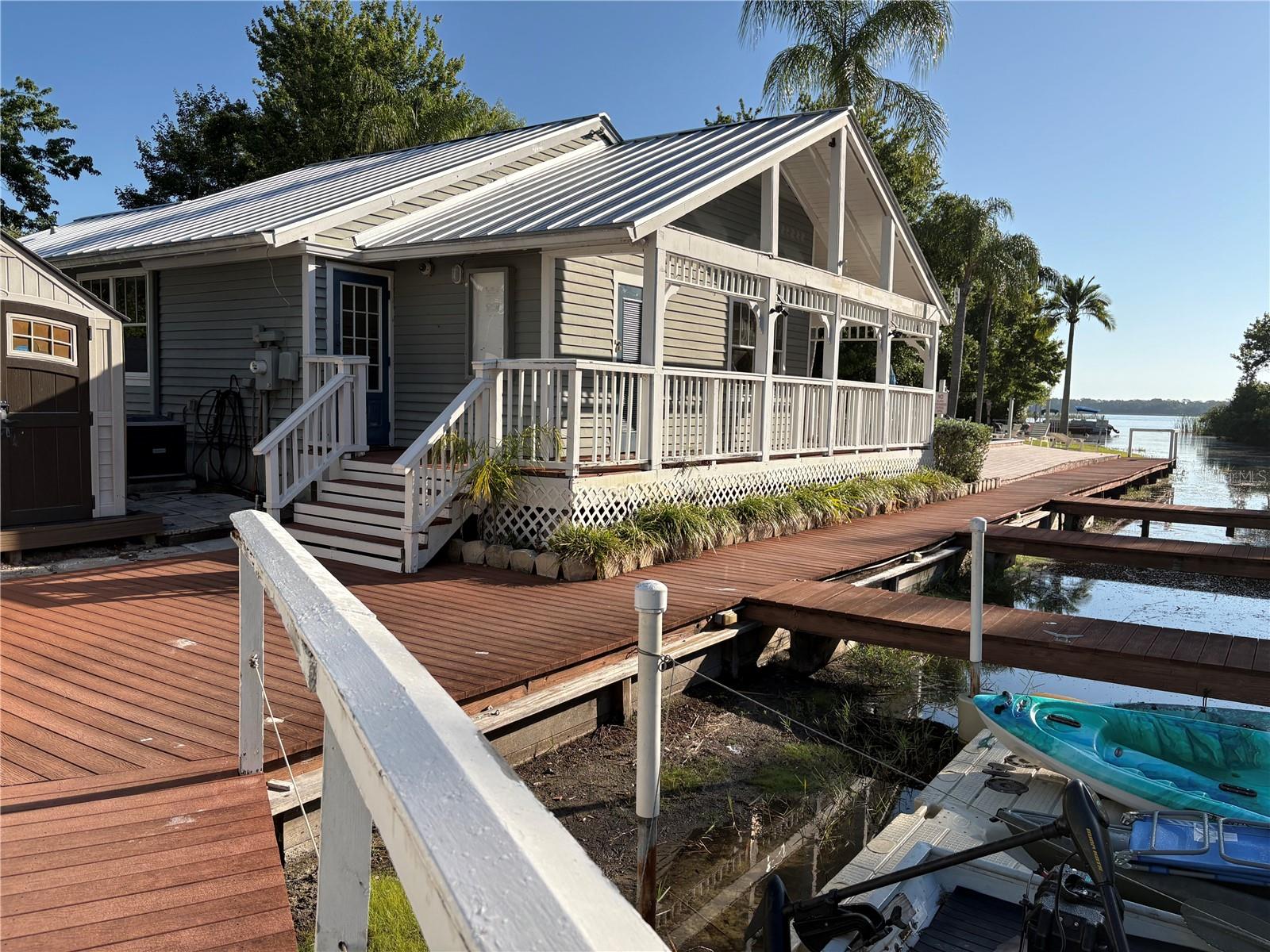 DOLLY BAY ON LAKE TARPON - Residential