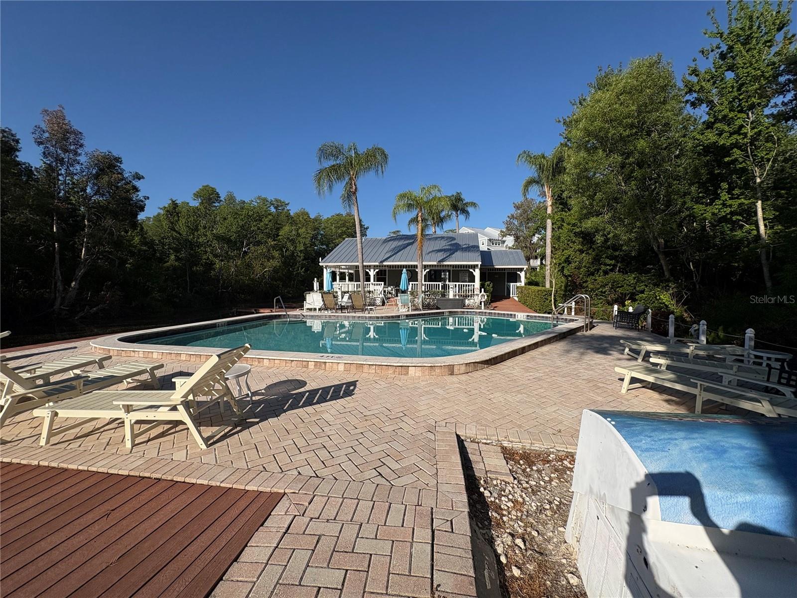 DOLLY BAY ON LAKE TARPON - Residential