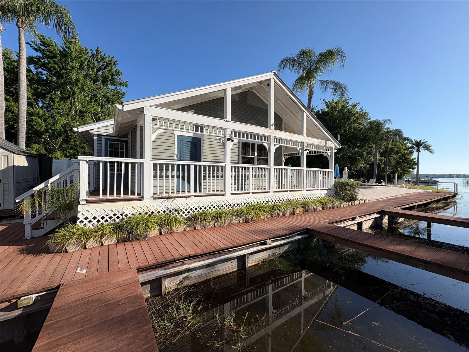 DOLLY BAY ON LAKE TARPON - Residential