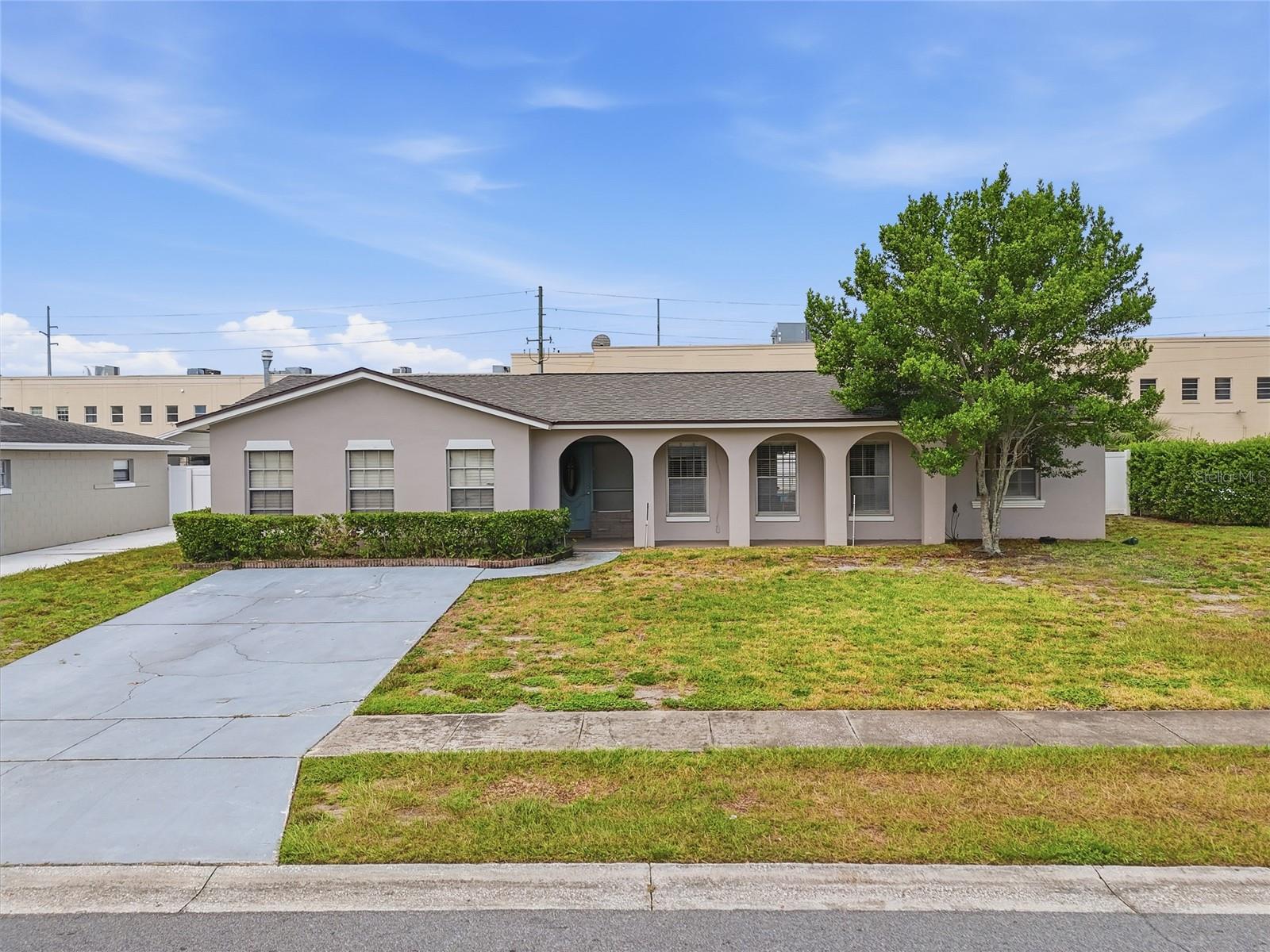 4 CARRIAGE HILL CIRCLE