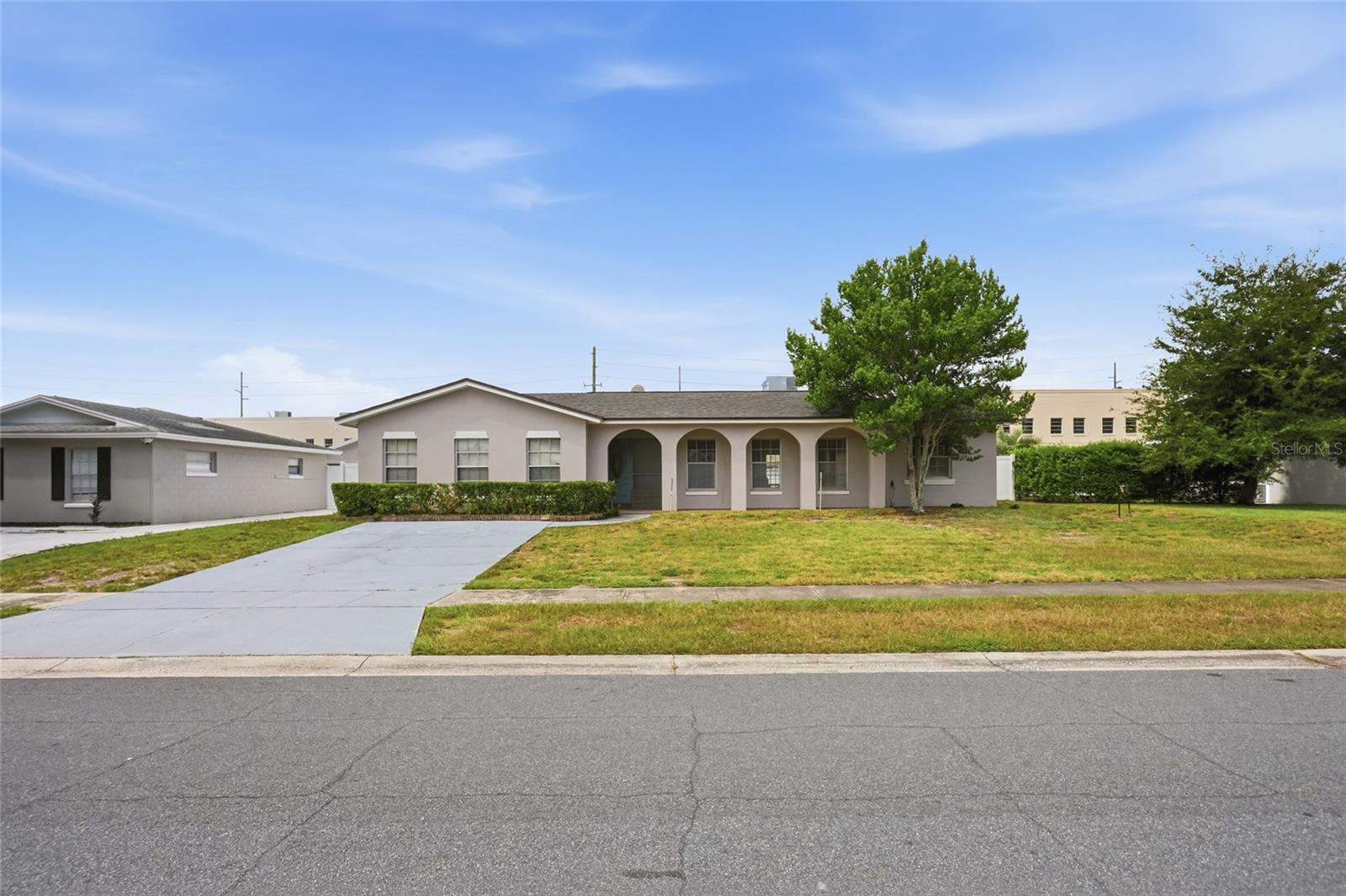 4 CARRIAGE HILL CIRCLE