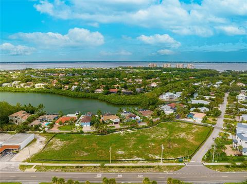 A home in LONGBOAT KEY