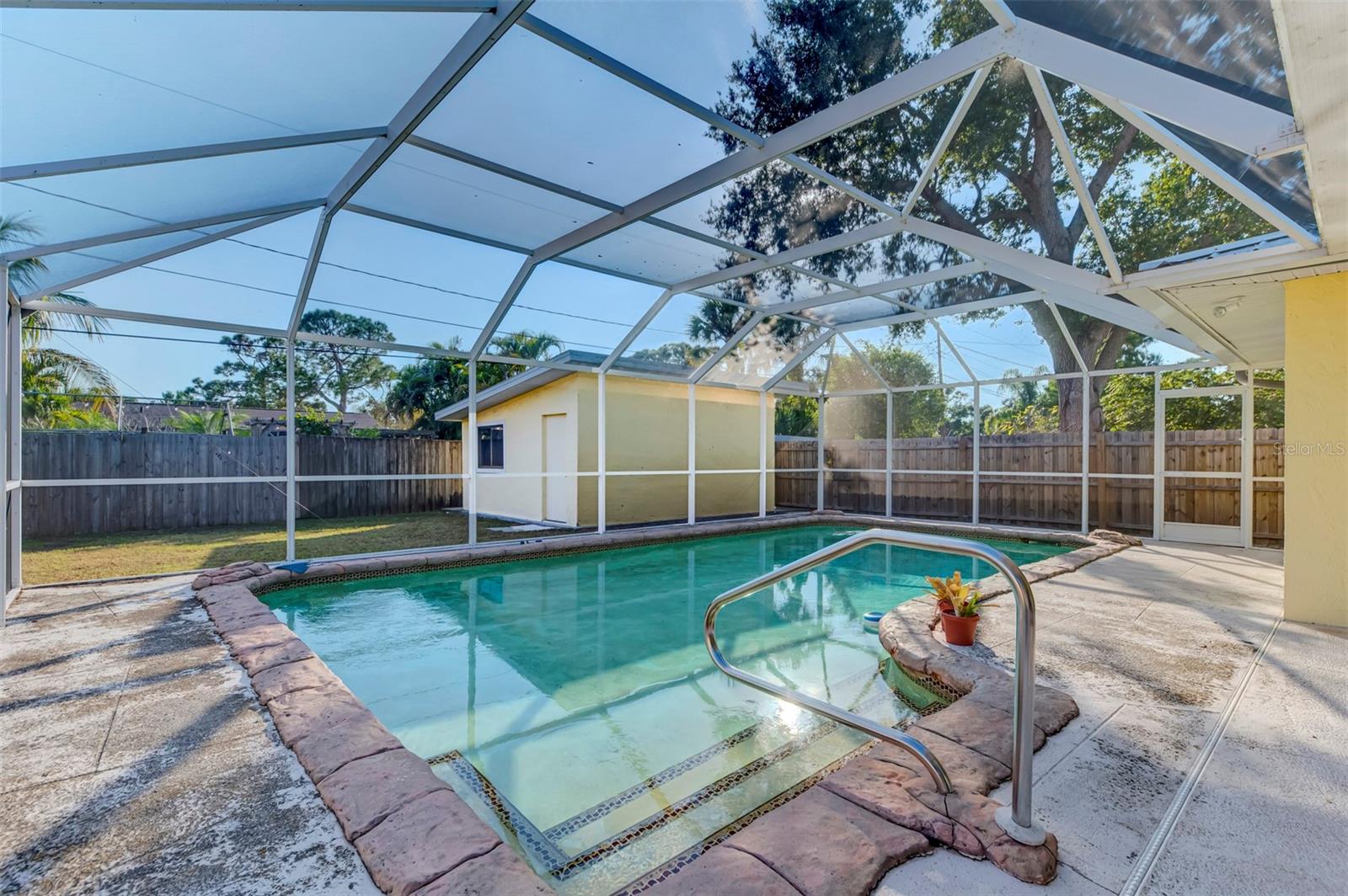 COLONIAL TERRACE - Residential