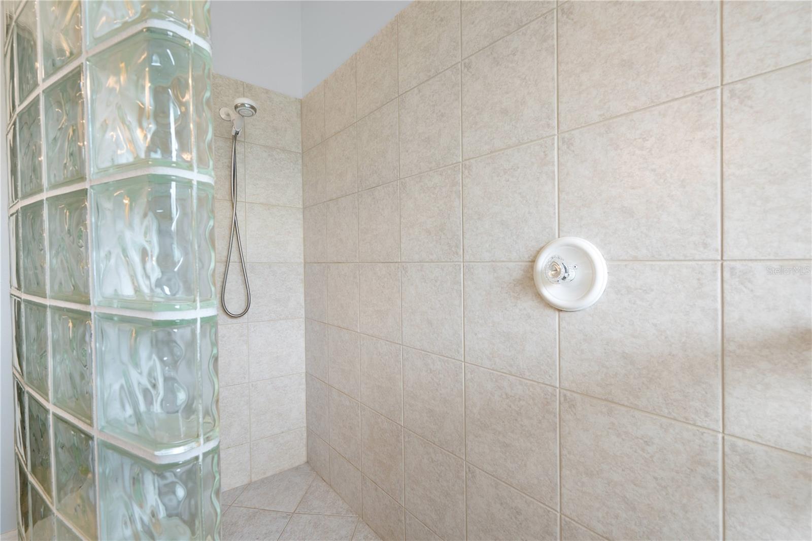 BAY OAKS ESTATES - Residential