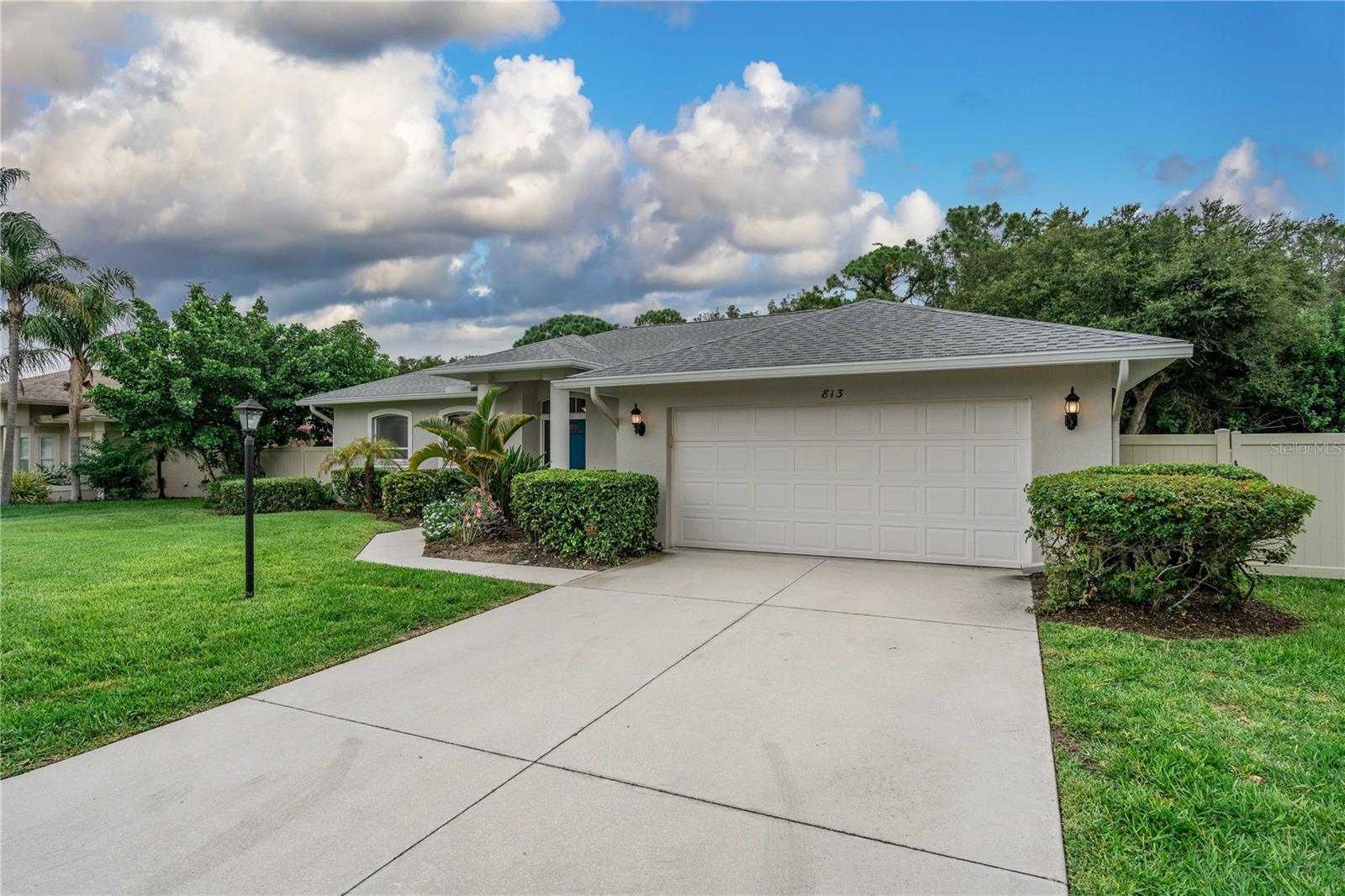 813 OAK POND DRIVE