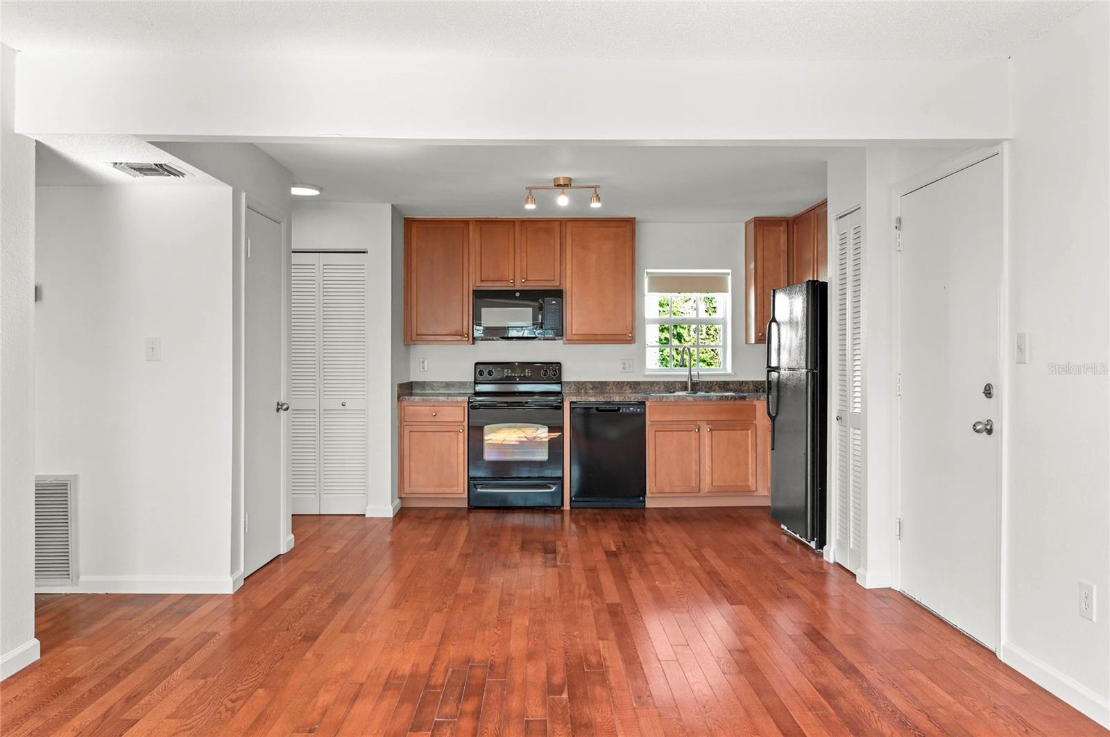 317 E AMELIA STREET 7