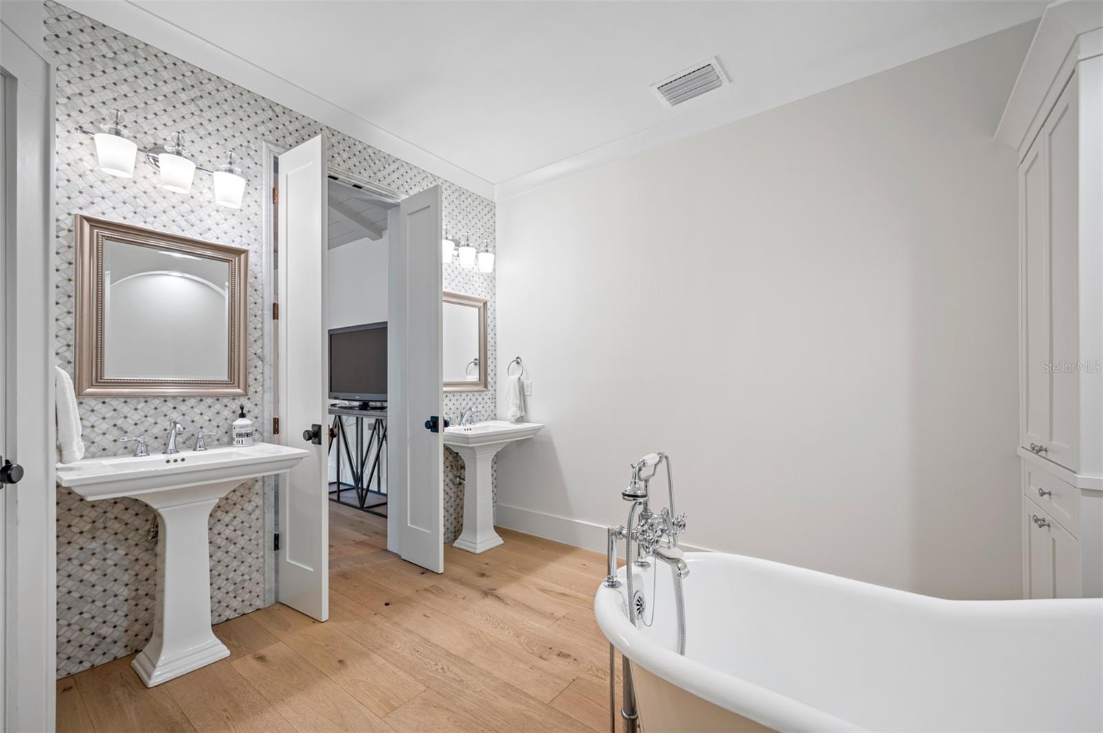 NEW SUBURB BEAUTIFUL - Residential