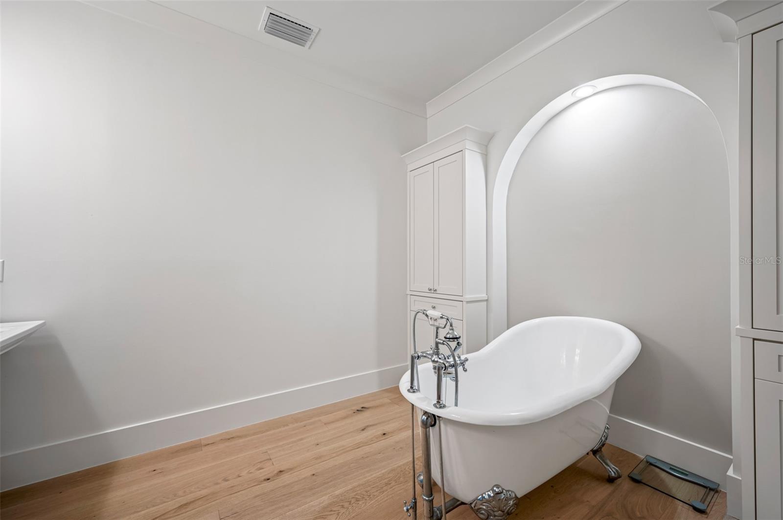 NEW SUBURB BEAUTIFUL - Residential