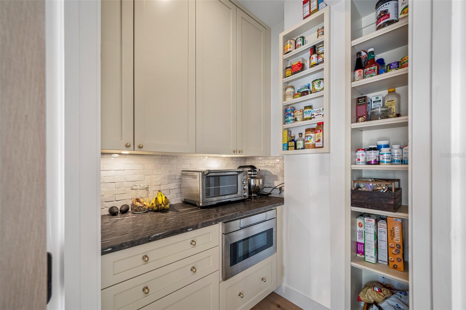 NEW SUBURB BEAUTIFUL - Residential