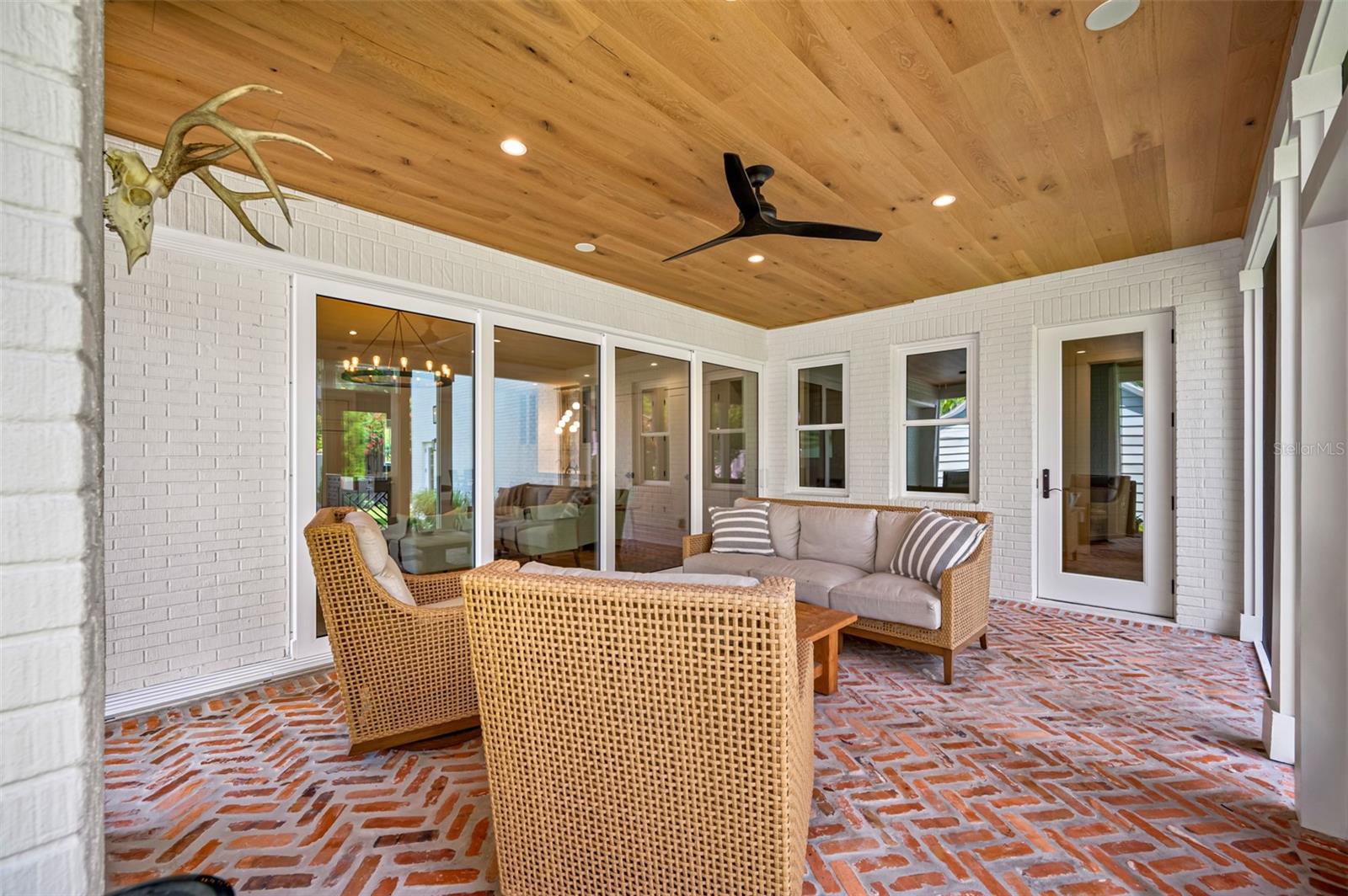 NEW SUBURB BEAUTIFUL - Residential