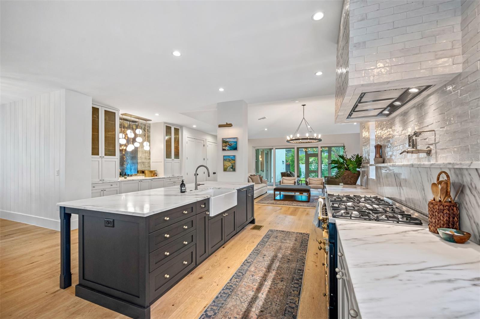 NEW SUBURB BEAUTIFUL - Residential