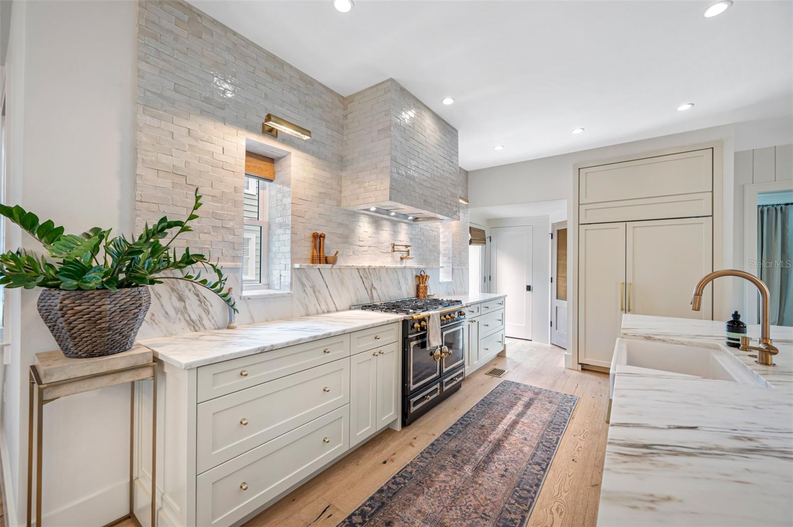 NEW SUBURB BEAUTIFUL - Residential