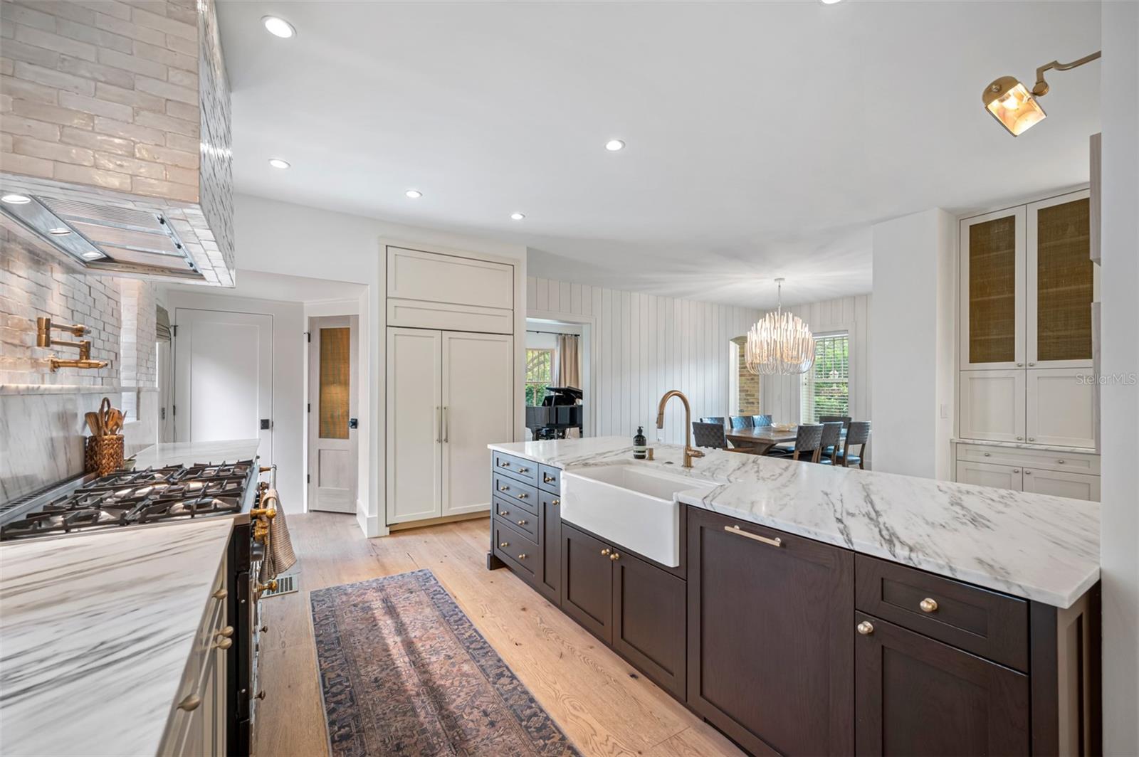 NEW SUBURB BEAUTIFUL - Residential