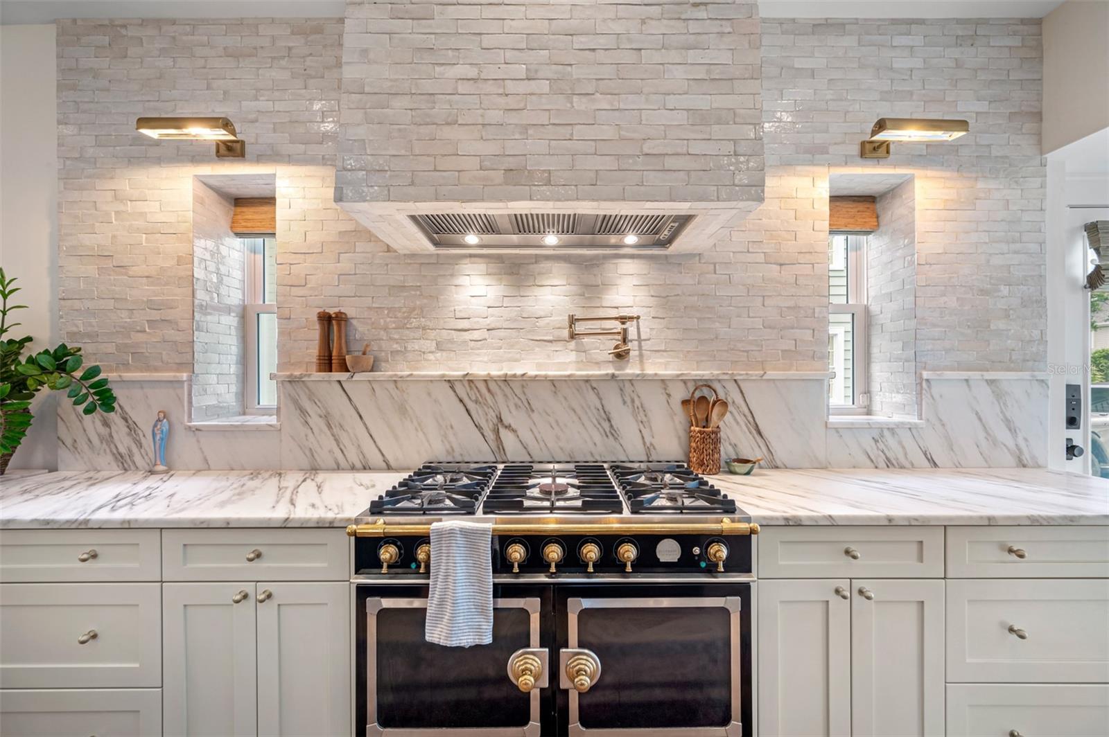 NEW SUBURB BEAUTIFUL - Residential